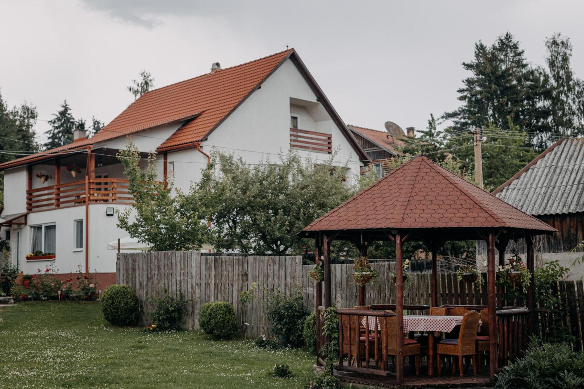 Kaffai Panzio Bed and Breakfast Izvoru Mureşului Exteriör bild